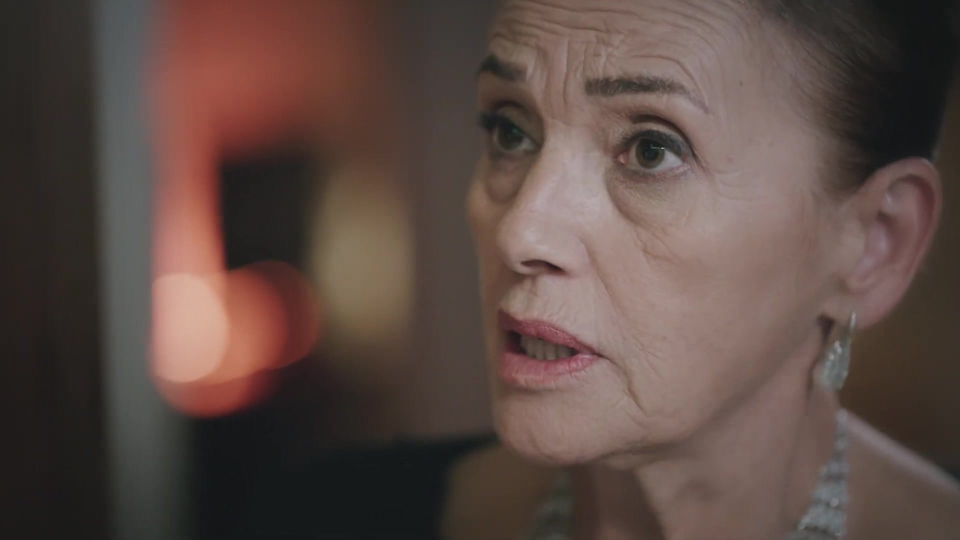 Девушка за стеклом 1 серия Девушка за стеклом 1 серия